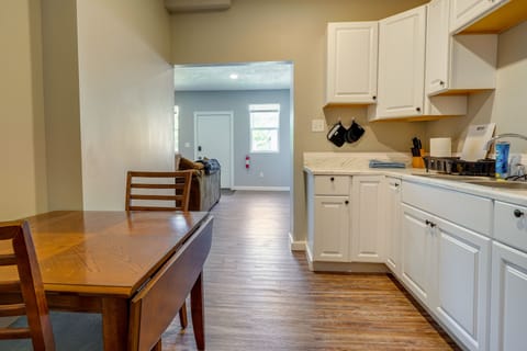 Apartment (2 Bedrooms) | Private kitchen | Microwave, oven, stovetop, blender