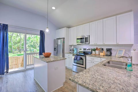 House (3 Bedrooms) | Private kitchen | Paper towels