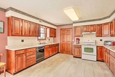 House (3 Bedrooms) | Private kitchen | Microwave, oven, stovetop, dishwasher