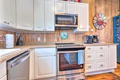 Cottage (3 Bedrooms) | Private kitchen | Microwave, oven, stovetop, dishwasher