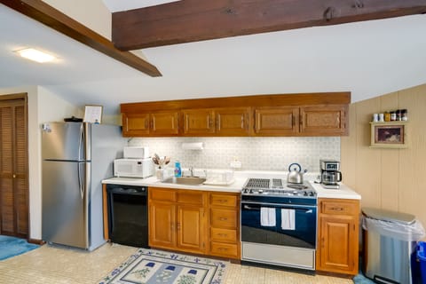 Apartment (2 Bedrooms) | Private kitchen | Microwave, oven, stovetop, dishwasher