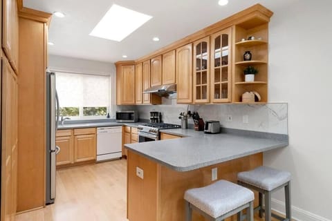 Deluxe House | Private kitchen | Fridge, microwave, stovetop, coffee/tea maker