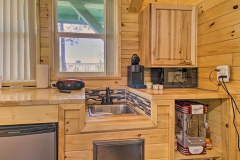 Cottage (1 Bedroom) | Private kitchen | Microwave, oven, stovetop, coffee/tea maker