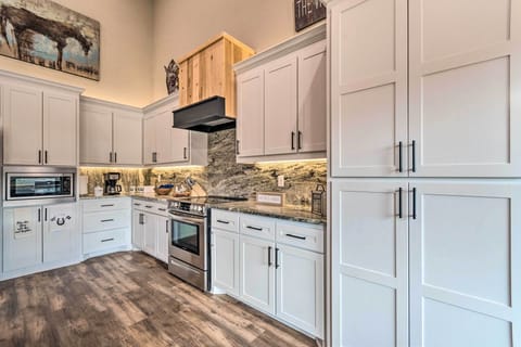 House (5 Bedrooms) | Interior