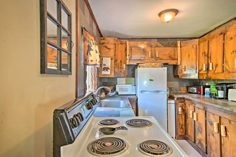 Cottage (1 Bedroom) | Private kitchen | Microwave, oven, stovetop, cookware/dishes/utensils