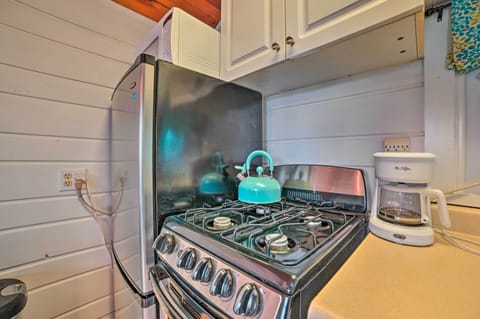 Cottage (2 Bedrooms) | Private kitchen | Microwave, oven, stovetop, blender