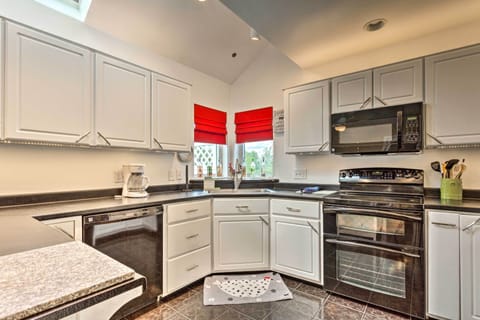 House (3 Bedrooms) | Private kitchen | Microwave, oven, stovetop, dishwasher