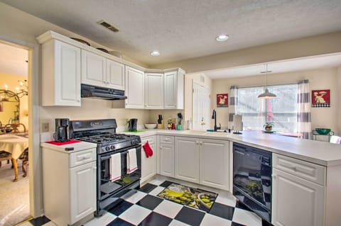 House (3 Bedrooms) | Private kitchen | Dishwasher, paper towels