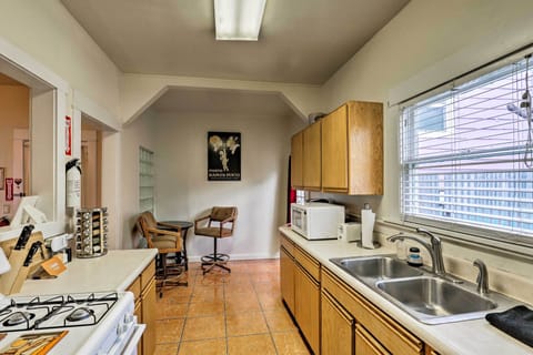 Apartment (2 Bedrooms) | Private kitchen | Paper towels