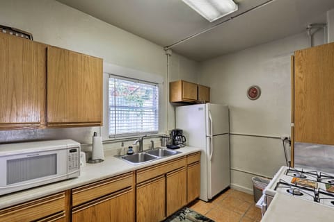 Apartment (2 Bedrooms) | Private kitchen | Paper towels