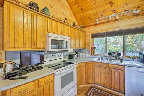 Cottage (2 Bedrooms) | Private kitchen | Microwave, oven, stovetop, cookware/dishes/utensils