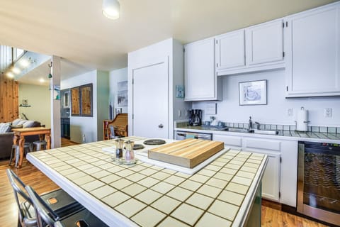 Apartment (2 Bedrooms) | Private kitchen | Microwave, oven, stovetop, dishwasher