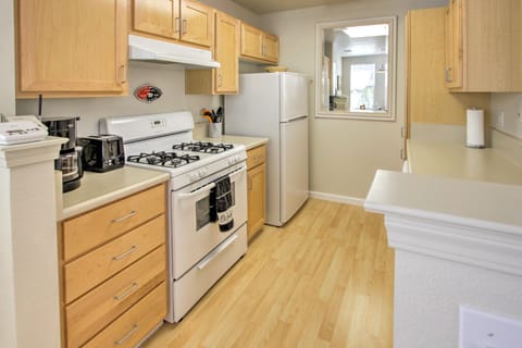 House (2 Bedrooms) | Private kitchen | Microwave, oven, stovetop, dishwasher