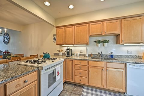 Apartment (2 Bedrooms) | Private kitchen | Microwave, oven, stovetop, dishwasher