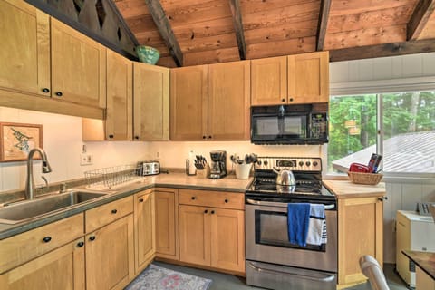 Cottage (3 Bedrooms) | Private kitchen | Microwave, oven, stovetop, cookware/dishes/utensils