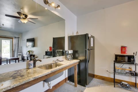 Apartment (0 Bedroom) | Private kitchen | Microwave, cookware/dishes/utensils, paper towels