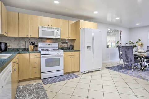 House (3 Bedrooms) | Private kitchen | Microwave, oven, stovetop, dishwasher