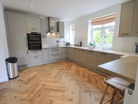 Cottage | Private kitchen | Fridge, dishwasher, electric kettle, toaster