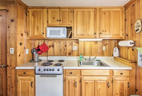 Cottage (1 Bedroom) | Private kitchen | Microwave, oven, stovetop, cookware/dishes/utensils