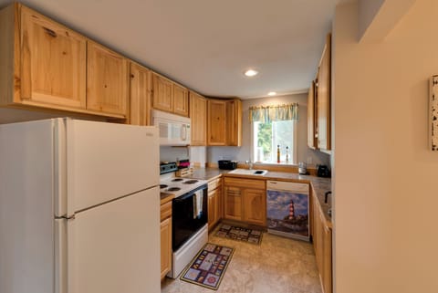 House (1 Bedroom) | Private kitchen | Microwave, oven, stovetop, dishwasher