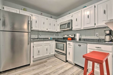 Apartment (3 Bedrooms) | Private kitchen | Microwave, oven, stovetop, dishwasher