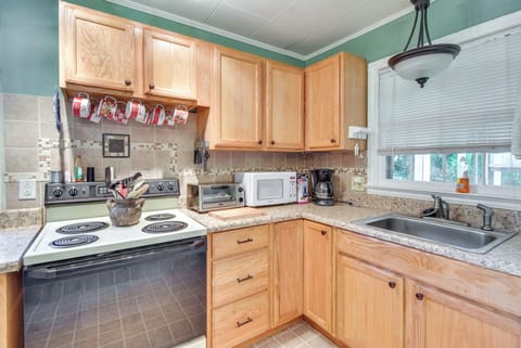 Cottage (2 Bedrooms) | Private kitchen | Paper towels