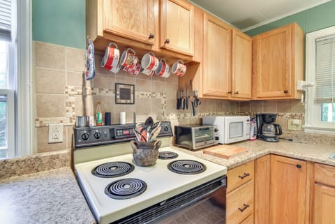 Cottage (2 Bedrooms) | Private kitchen | Paper towels