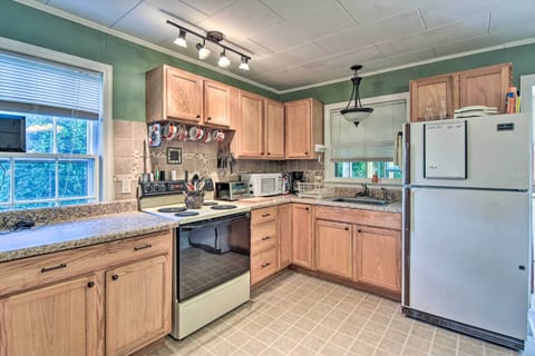 Cottage (2 Bedrooms) | Private kitchen | Paper towels