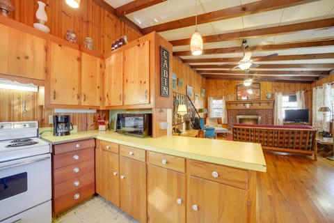 Cottage (2 Bedrooms) | Private kitchen | Microwave, oven, stovetop, cookware/dishes/utensils