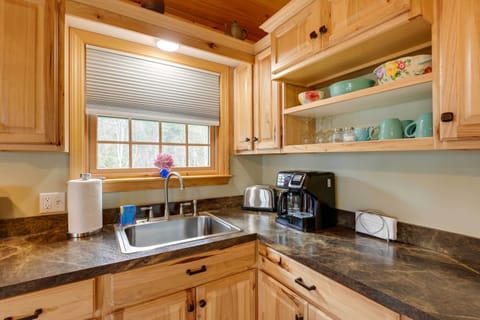 Cottage (1 Bedroom) | Private kitchen | Microwave, oven, stovetop, cookware/dishes/utensils