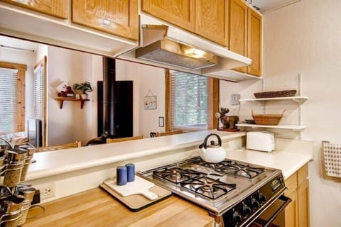 Apartment (1 Bedroom) | Private kitchen | Microwave