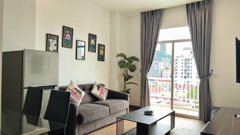 Deluxe Suite, 1 King Bed with Sofa bed, Kitchen, City View | City view