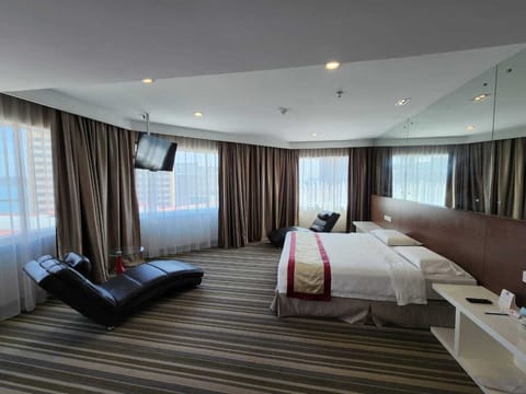 VIP Suite | Minibar, in-room safe, desk, iron/ironing board