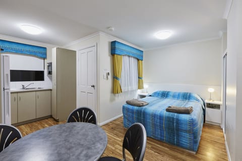 Studio Ensuite Cabin | Private kitchen | Fridge, microwave, stovetop, dishwasher