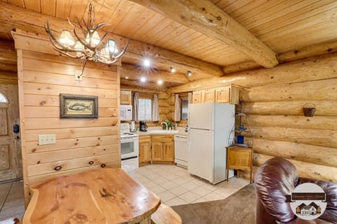 Cabin, 2 Bedrooms | Private kitchen | Fridge, oven, coffee/tea maker