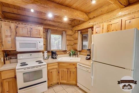 Cabin, 2 Bedrooms | Private kitchen | Fridge, oven, coffee/tea maker