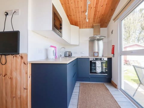 Cottage | Private kitchen | Fridge, electric kettle, toaster, cookware/dishes/utensils