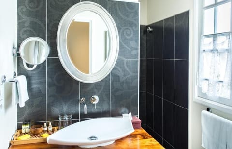 Deluxe Double Room | Bathroom | Shower, rainfall showerhead, free toiletries, bathrobes