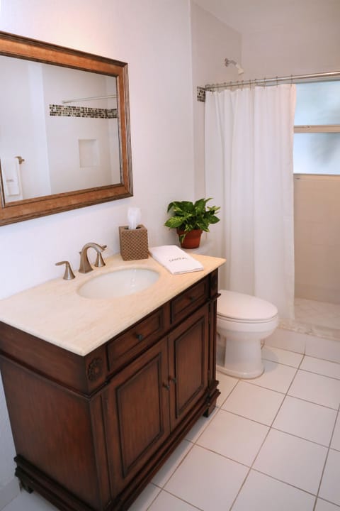 One Bedroom Suite | Bathroom | Shower, free toiletries, hair dryer, towels