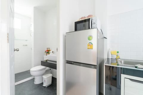 Executive Apartment | Bathroom | Shower, free toiletries, bathrobes, towels