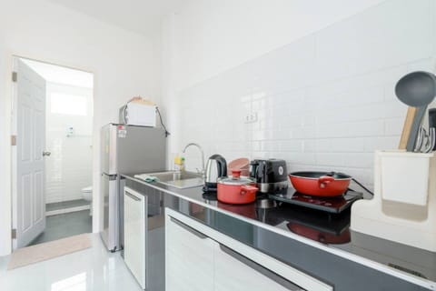 Executive Apartment | Private kitchen | Full-size fridge, microwave, stovetop, electric kettle