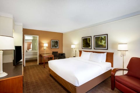 Deluxe Room, 1 King Bed, Non Smoking | Premium bedding, pillowtop beds, in-room safe, desk