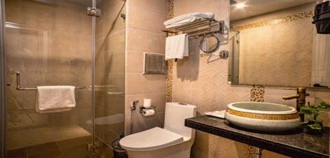 Deluxe Room | Bathroom | Shower, rainfall showerhead, towels, soap