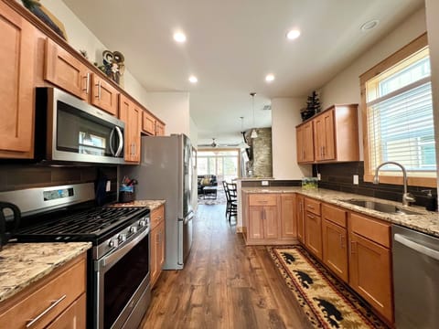 Nice Kitchen, fully equipped. Lots of cookware, baking and leftover containers.