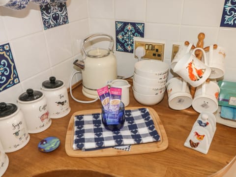 Fridge, cookware/dishes/utensils