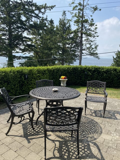Outside sitting area to enjoy your morning coffee or evening meal