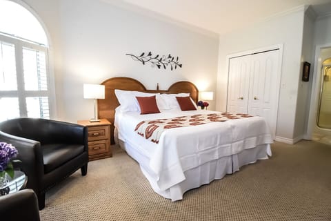 Merlot Suite (1 King Bed or 2 Twin Beds) | Premium bedding, individually decorated, rollaway beds, free WiFi