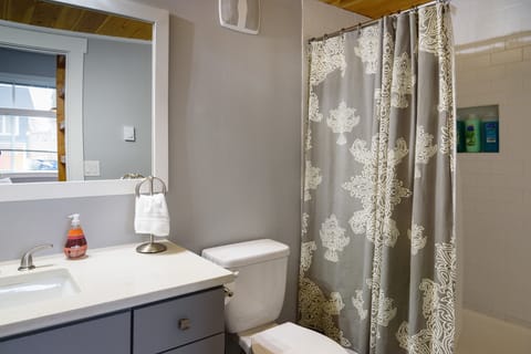 House (1 Bedroom) | Bathroom | Combined shower/tub, hydromassage showerhead, towels