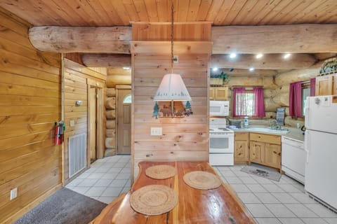 Cabin, 2 Bedrooms | Private kitchen | Fridge, oven, coffee/tea maker