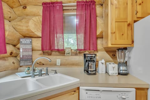 Cabin, 2 Bedrooms | Private kitchen | Fridge, oven, coffee/tea maker